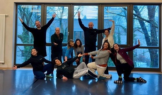 Grupp med deltagare poserar lekfullt i en teaterövning